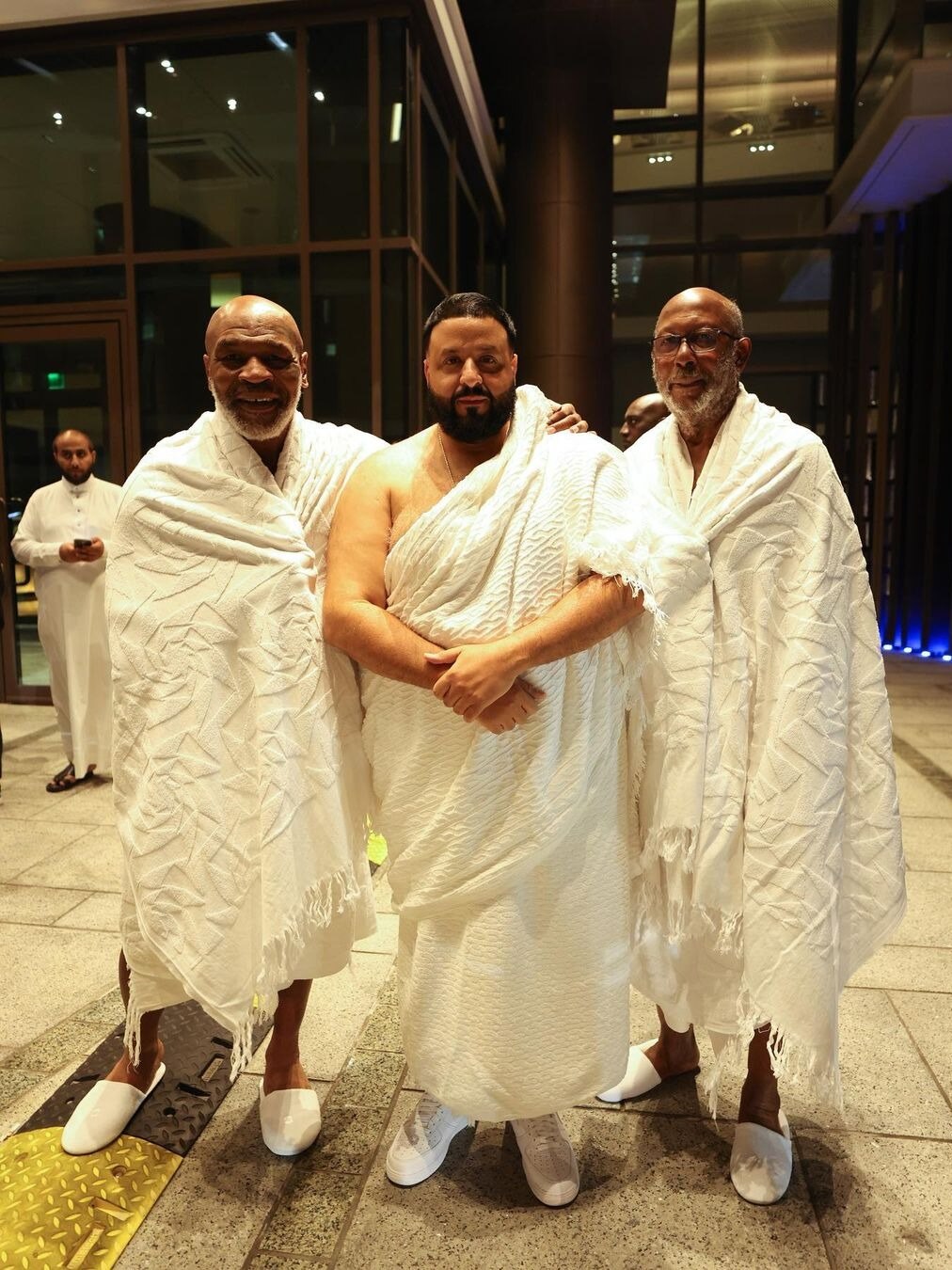 शाहरुख के बाद उमराह करने मक्का पहुंचे रैपर, निकले आंसू