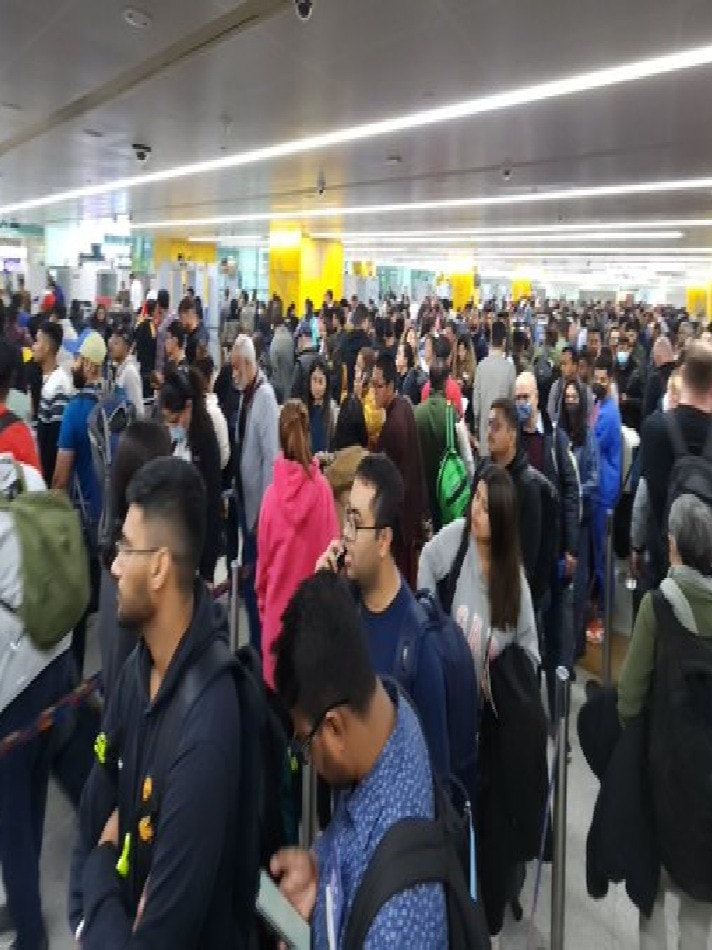 दिल्ली एयरपोर्ट पर बस अड्डे, रेलवे स्टेशन से ज्यादा भीड़ क्यों?