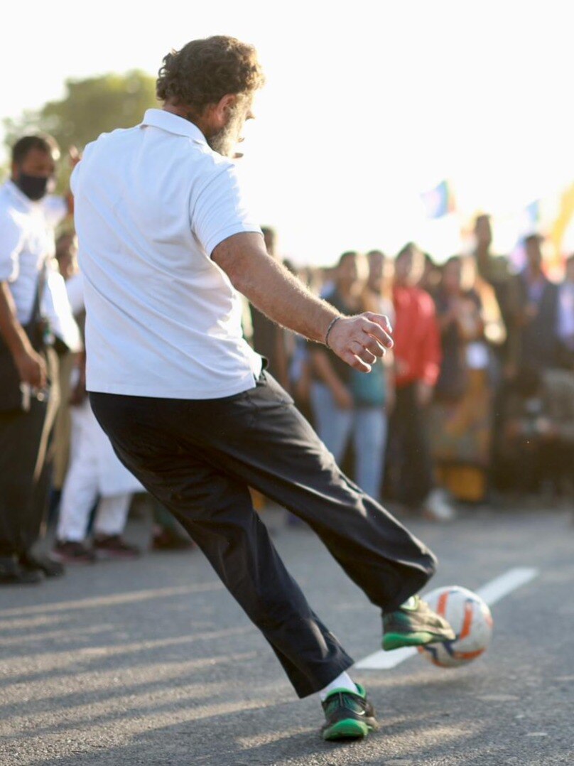 फुटबॉल खेलते दिखे राहुल गांधी, प्रियंका ने लगाई दौड़