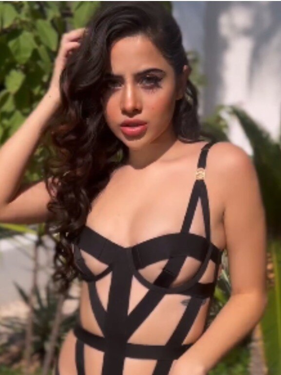 पट्टियां चिपकाकर उर्फी ने बनाई मोनोकनी, खुद को बताया व्लगर