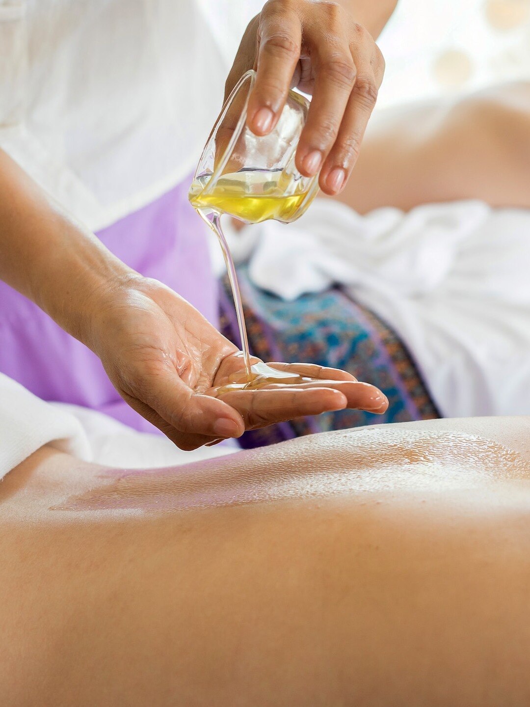 শীতে গরম অনুভূতি পেতে অব্যর্থ তেল মালিশ