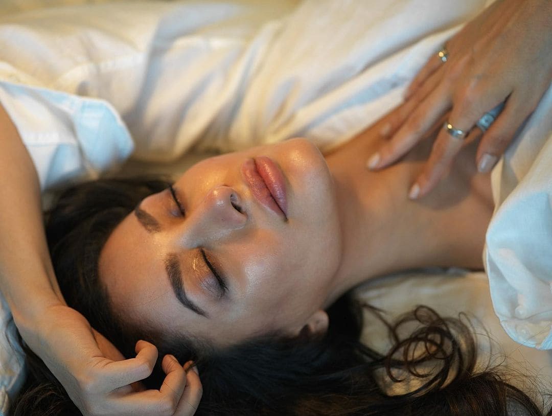 टॉपलेस हुई Pak एक्ट्रेस, बेडशीट लपेटकर दिए पोज, भड़के लोग - Pakistani actress mehwish hayat trolled for topless bold photoshoot tmovf