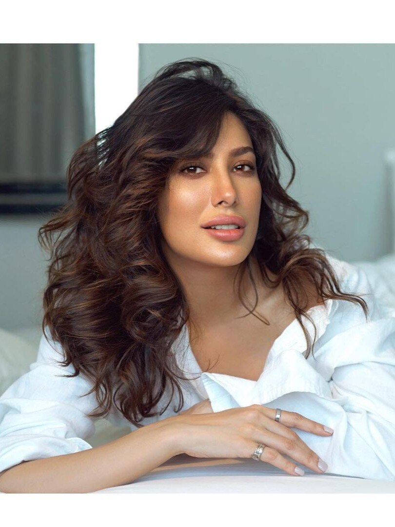 टॉपलेस हुई Pak एक्ट्रेस, बेडशीट लपेटकर दिए पोज, भड़के लोग