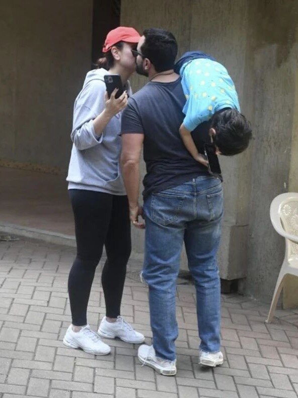  करीना-सैफ के लिपलॉक को तैमूर ने बनाया फनी, वजह है ये तस्वीर