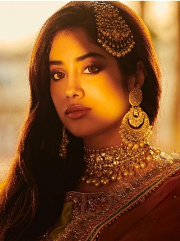 हेवी ज्वेलरी-लहंगे में जाह्नवी की रॉयल अदाएं, मांग रहीं कौन-सी दुआ