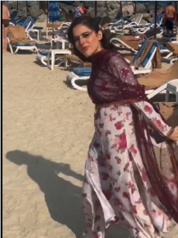 पूरे कपड़ों में समंदर किनारे दिखीं उर्फी जावेद, 'धन्य' हुए यूजर्स