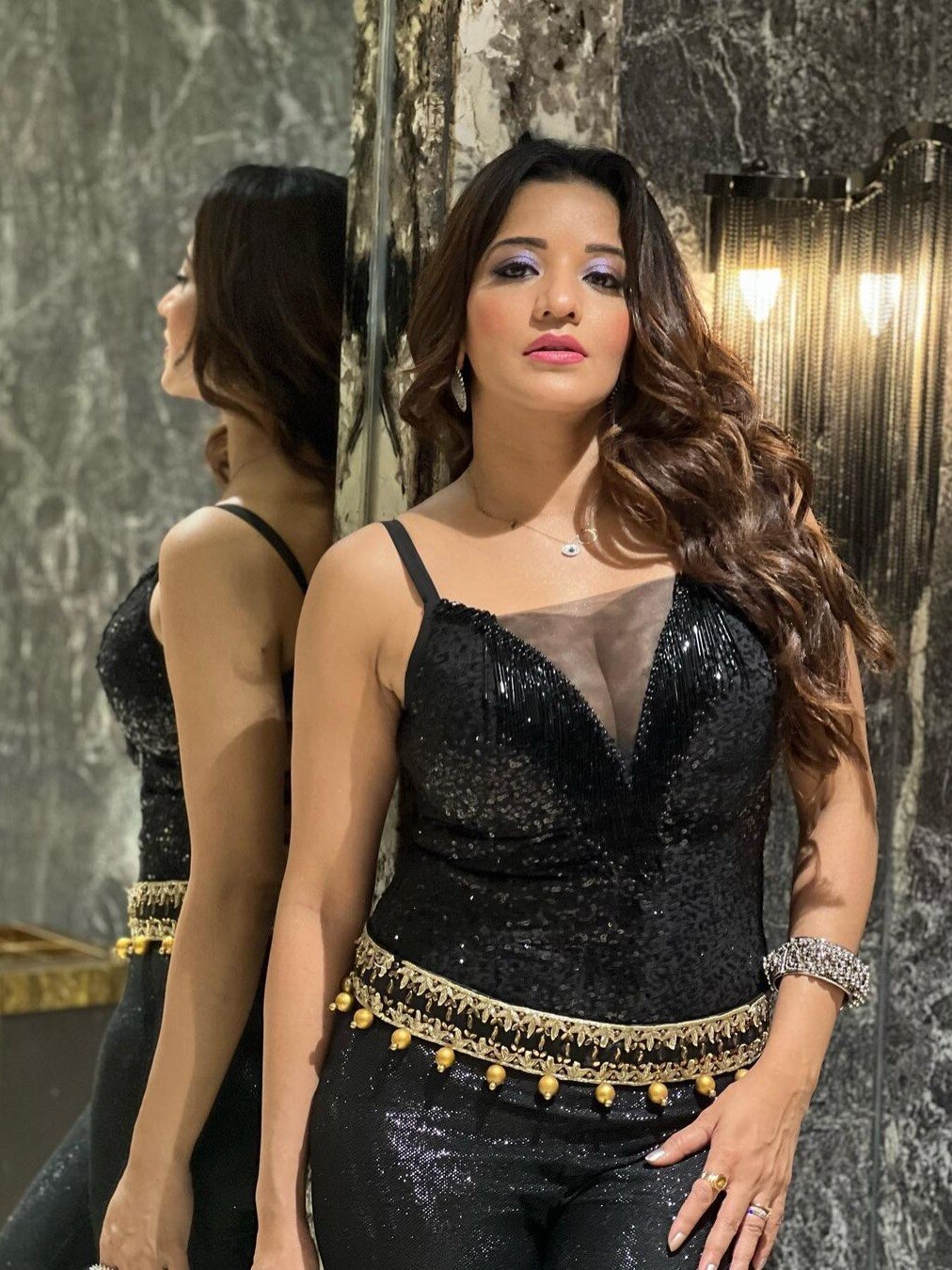 कातिलाना है मोनालिसा का वेस्टर्न लुक, नहीं हटेंगी निगाहें 