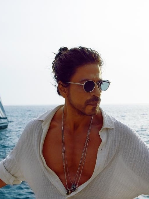 दीपिका की 'भगवा' बिकिनी पर हंगामा, इतने लाख का है शाहरुख का लुक