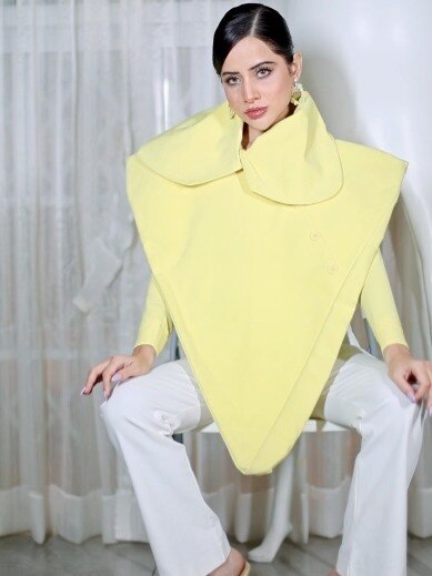 उर्फी ने गले में लटकाई ऐसी चीज, लोग हैरान, बोले- समोसा क्यों बन गई?