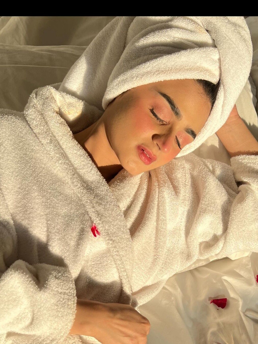 Pak एक्ट्रेस ने 'तोलिया' लपेटकर की पिज्जा पार्टी, यूजर्स बोले- पागल औरत