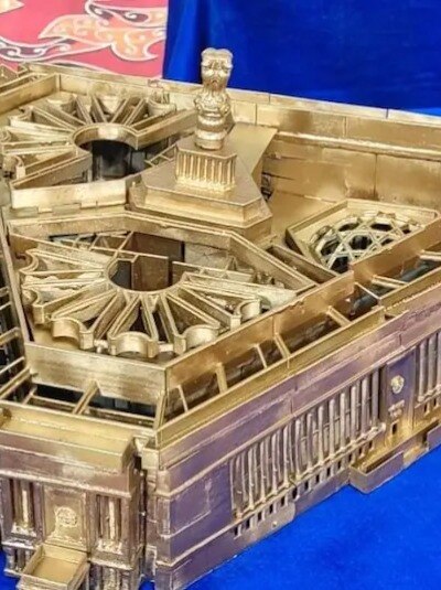 सोने-चांदी और हीरों से बना 'संसद भवन' देखा?