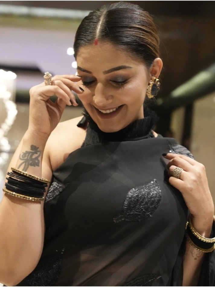 सपना चौधरी के 'बलम' ने सनी देओल को किया फेल, डोरी वाले सूट में लगीं कमाल