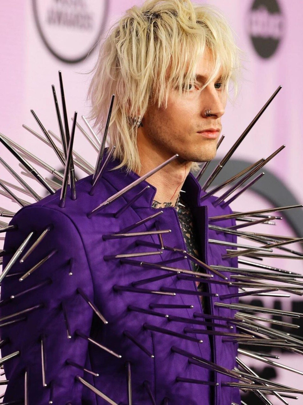 कांटे पहनकर अवॉर्ड शो में पहुंचा रैपर, पहले नहीं देखा होगा ऐसा लुक