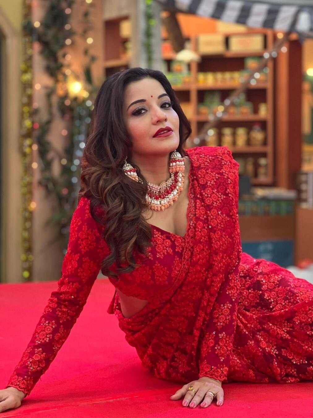 लाल साड़ी में बला की खूबसूरत लगीं मोनालिसा, टिकी सबकी नजर 