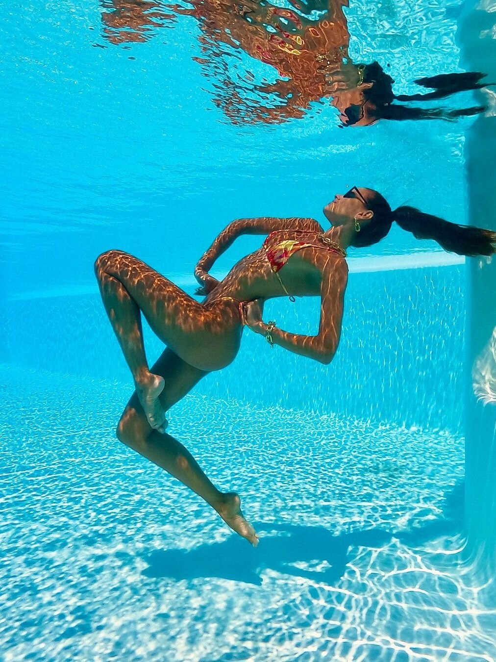 पानी के अंदर बिकिनी में दिए पोज, मॉडल के किलर लुक्स