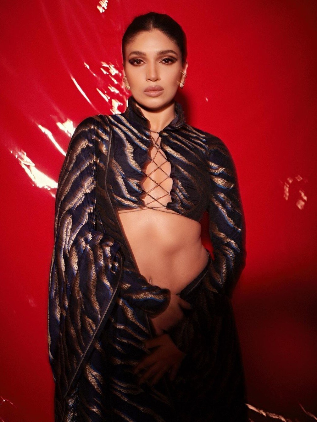 फ्रंट कटआउट ब्लाउज में जबरदस्त लगीं भूमि, साड़ी में दिखाया टशन