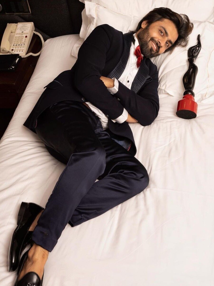 बेड पर लेटकर पंचायत के सचिव जी ने दिए पोज, यूजर्स बोले- गांव में सड़क नहीं बनी