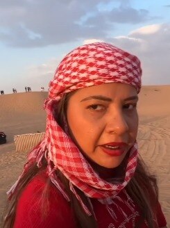 ऊंट से गिरीं संभावना, टूटी कमर, वीडियो बनाता रहा अनजान शख्स