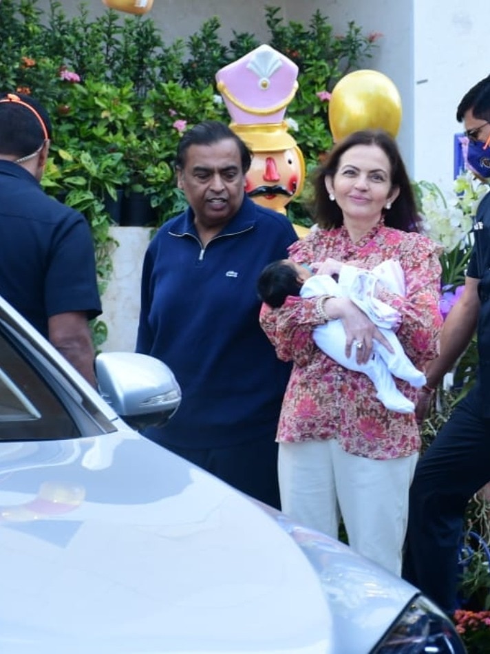 ईशा अंबानी लौटीं मुंबई, जुड़वां बच्चों की पहली फोटो वायरल