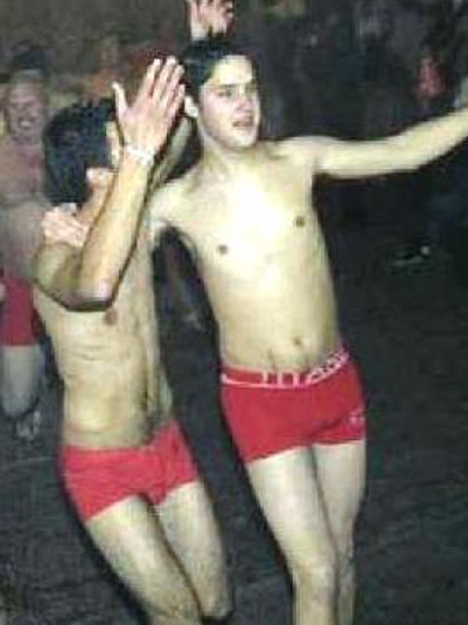 कड़ाके की ठंड में निक्कर रेस! यूं क्रिसमस मनाती है दुनिया 