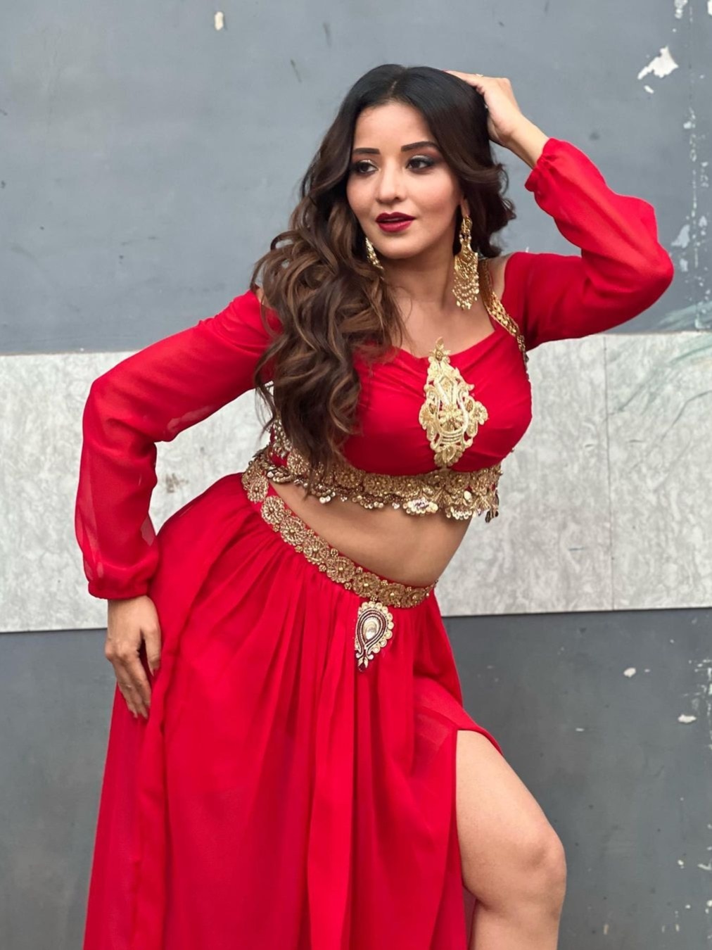 रेड ड्रेस में 'लैला' बनीं मोनालिसा, चलाया हुस्न का जादू