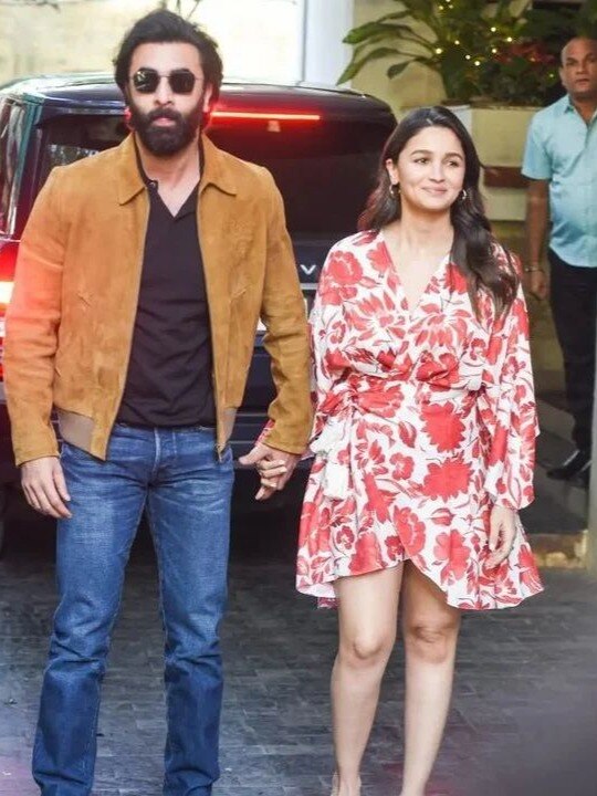 'ये क्या पहन लिया'? साइज से बड़ी चप्पल पहनने पर आलिया हुईं ट्रोल 