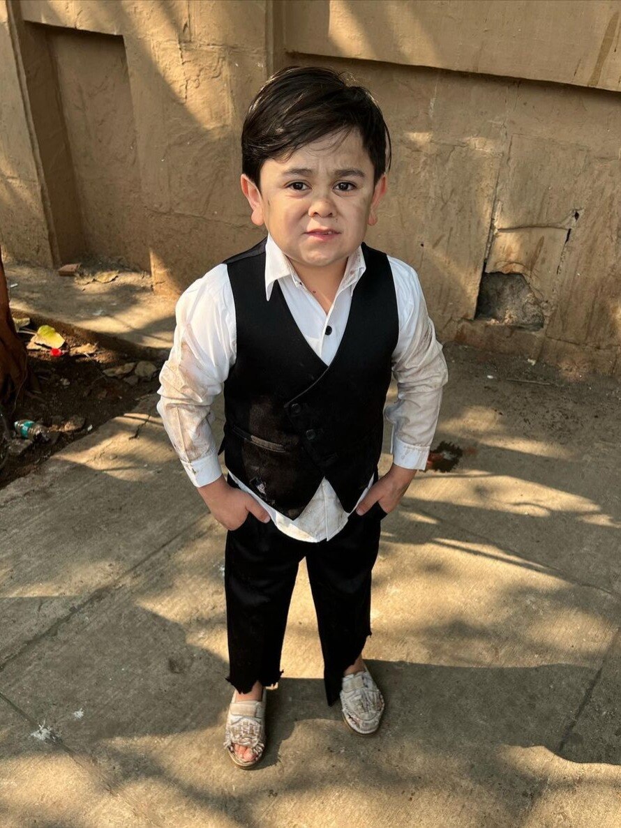 मुंबई की सड़कों पर फटा जूता पहनकर घूम रहे अब्दु रोजिक