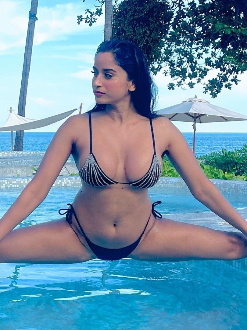 एक्ट्रेस ने पूल पर की स्ट्रेचिंग, देखकर फैन्स के उड़े होश