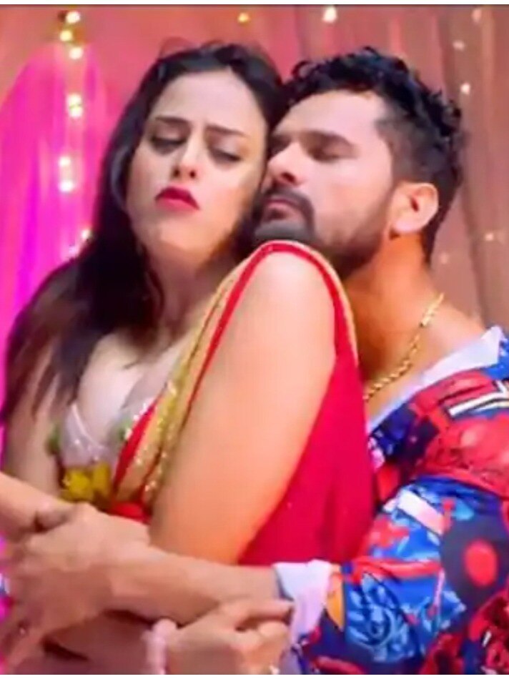 खुद को अमिताभ बच्चन कहती है ये भोजपुरी एक्ट्रेस, खेसारी बने 'गॉडफादर'