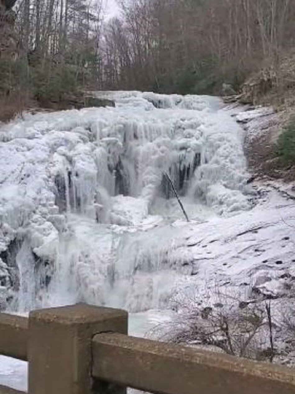 US: बर्फीले तूफान में जम गया वॉटरफॉल, देखें VIDEO