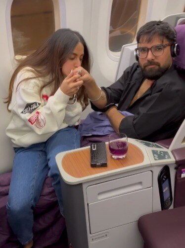 Pak एक्ट्रेस का फ्लाइट में पति संग रोमांस, यूजर बोले- बेडरूम नहीं है?