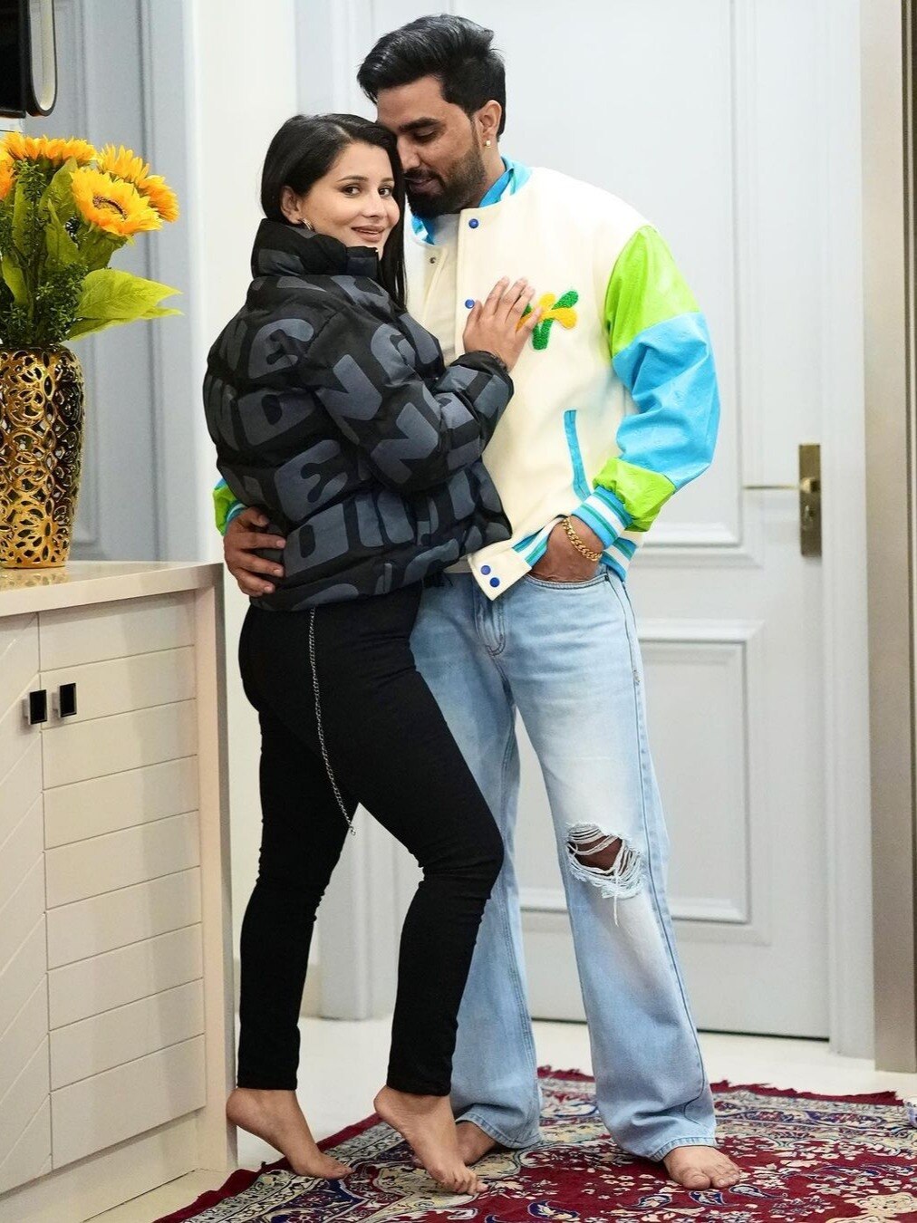 दो पत्नियों के होते हुए किसके संग रोमांटिक हुआ यूट्यूबर? भड़के लोग