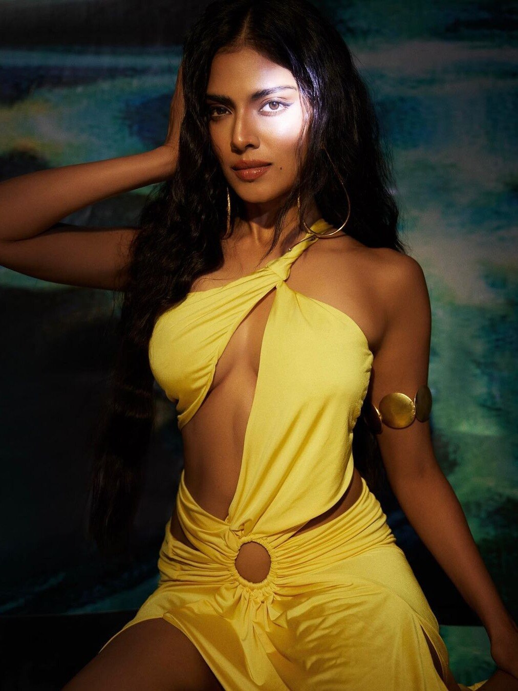येलो कट-आउट ड्रेस में इस एक्ट्रेस ने बढ़ाया फैन्स का टैम्प्रेचर