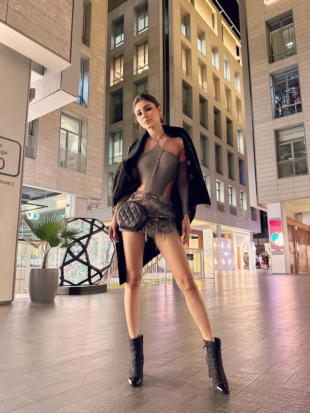 मौनी रॉय के बोल्ड अवतार को देख फैन्स शॉक्ड, बोले- कमजोर लग रहीं