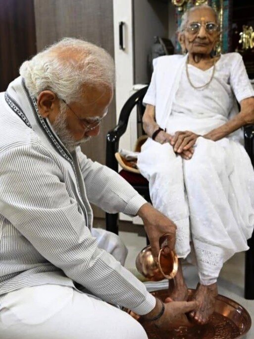 कुछ ऐसी थी PM मोदी और मां हीरा बा की बॉन्डिंग