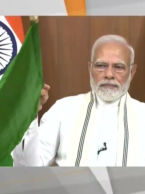 मां के जाने का दर्द, पर ड्यूटी पर मोदी! देखें क्या किया