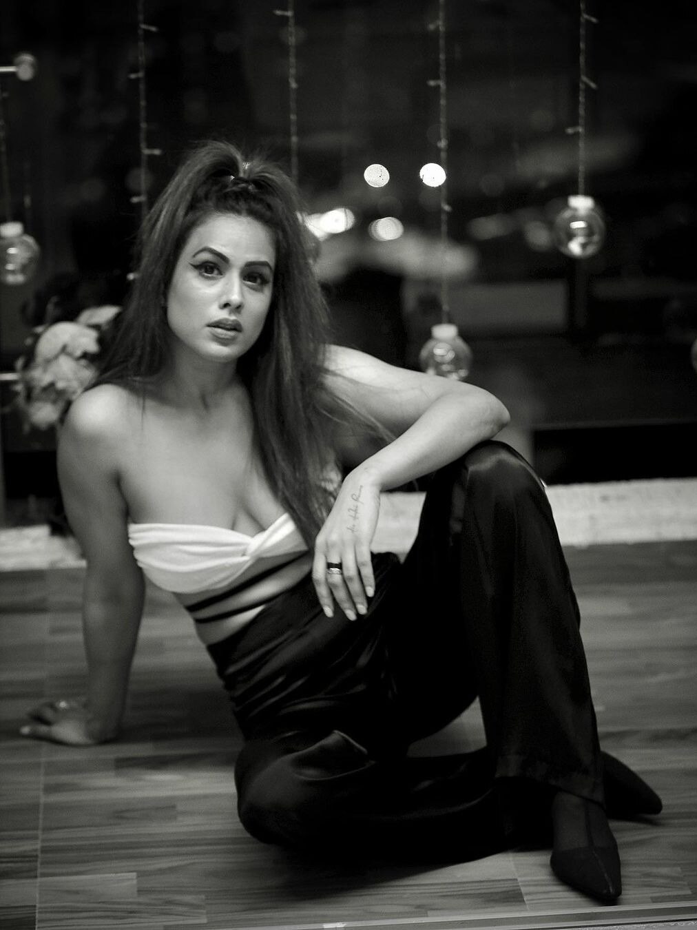 दीदी ठंड नहीं लग रही? ब्रालेट में निया शर्मा की फोटोज देखकर यूजर्स ने पूछा