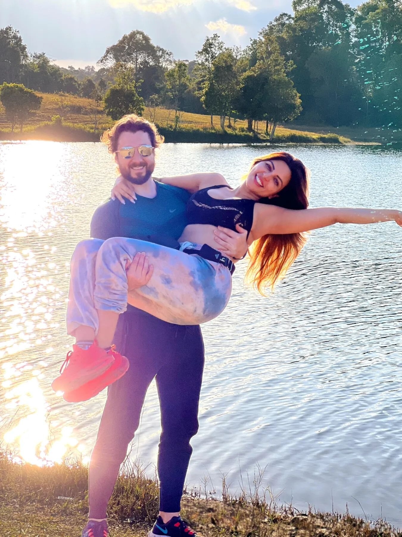 शमा सिकंदर को पति ने गोद में उठाया, रोमांटिक वेकेशन पर एक्ट्रेस