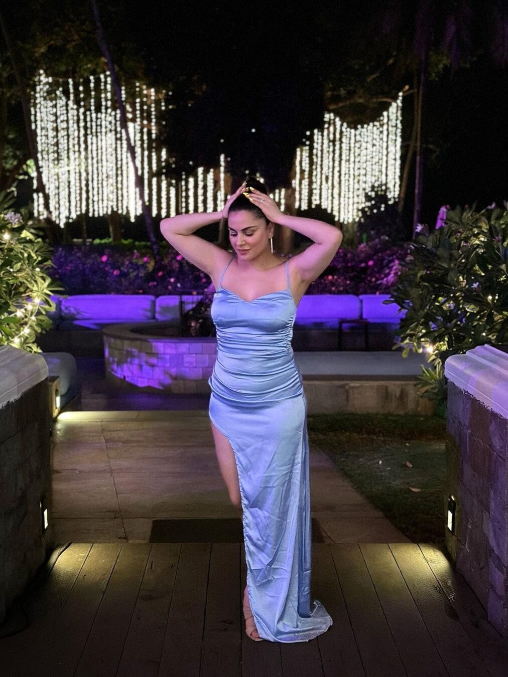 एक्ट्रेस ने पहनी इतनी टाइट ड्रेस, फ्लॉन्ट हुआ मोटापा, हुईं ट्रोल