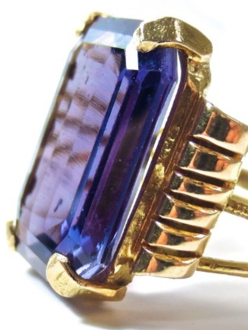 এই রাশির লোকেদের রাজা করে নীলা 