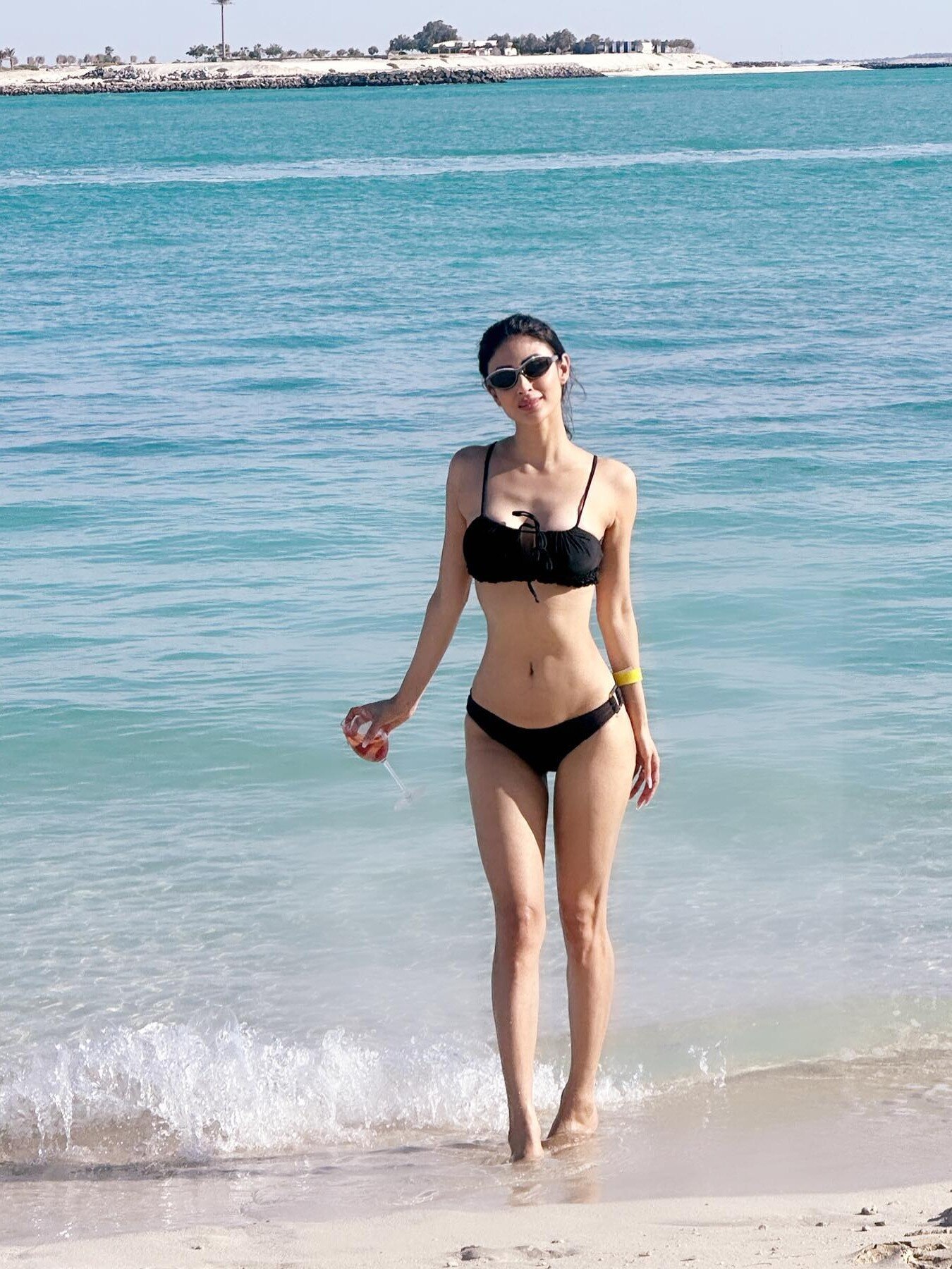 'कोई खाना दो...', ब्लैक बिकिनी में फोटो पोस्ट करने पर ट्रोल हुईं मौनी रॉय