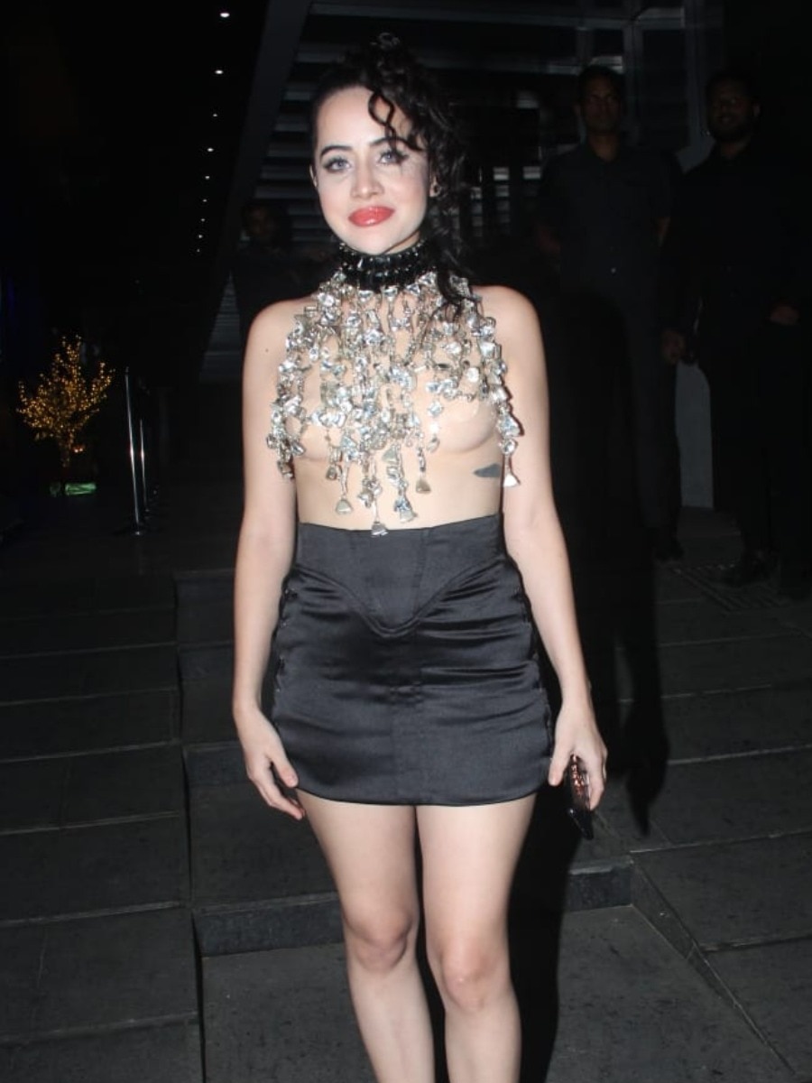 टॉप की जगह उर्फी ने लटकाए क्रिस्टल, यूजर्स बोले- इसे चोर ले जाएंगे