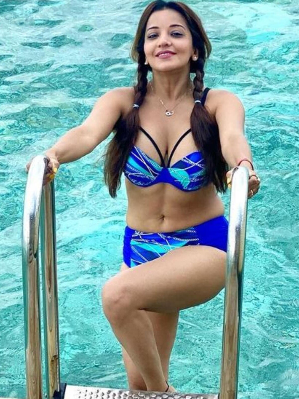 मोनालिसा पर चढ़ा 'बेशर्म रंग' का खुमार, बिकिनी में लगीं कमाल