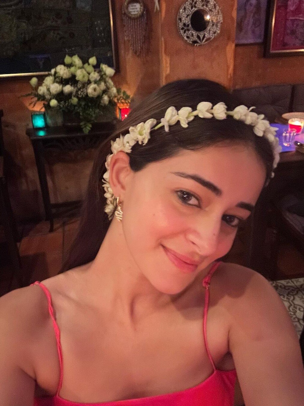 बैकलेस पिंक ड्रेस में अनन्या पांडे ने बिखेरा जलवा, बेस्टफ्रेंड नव्या भी हैं साथ