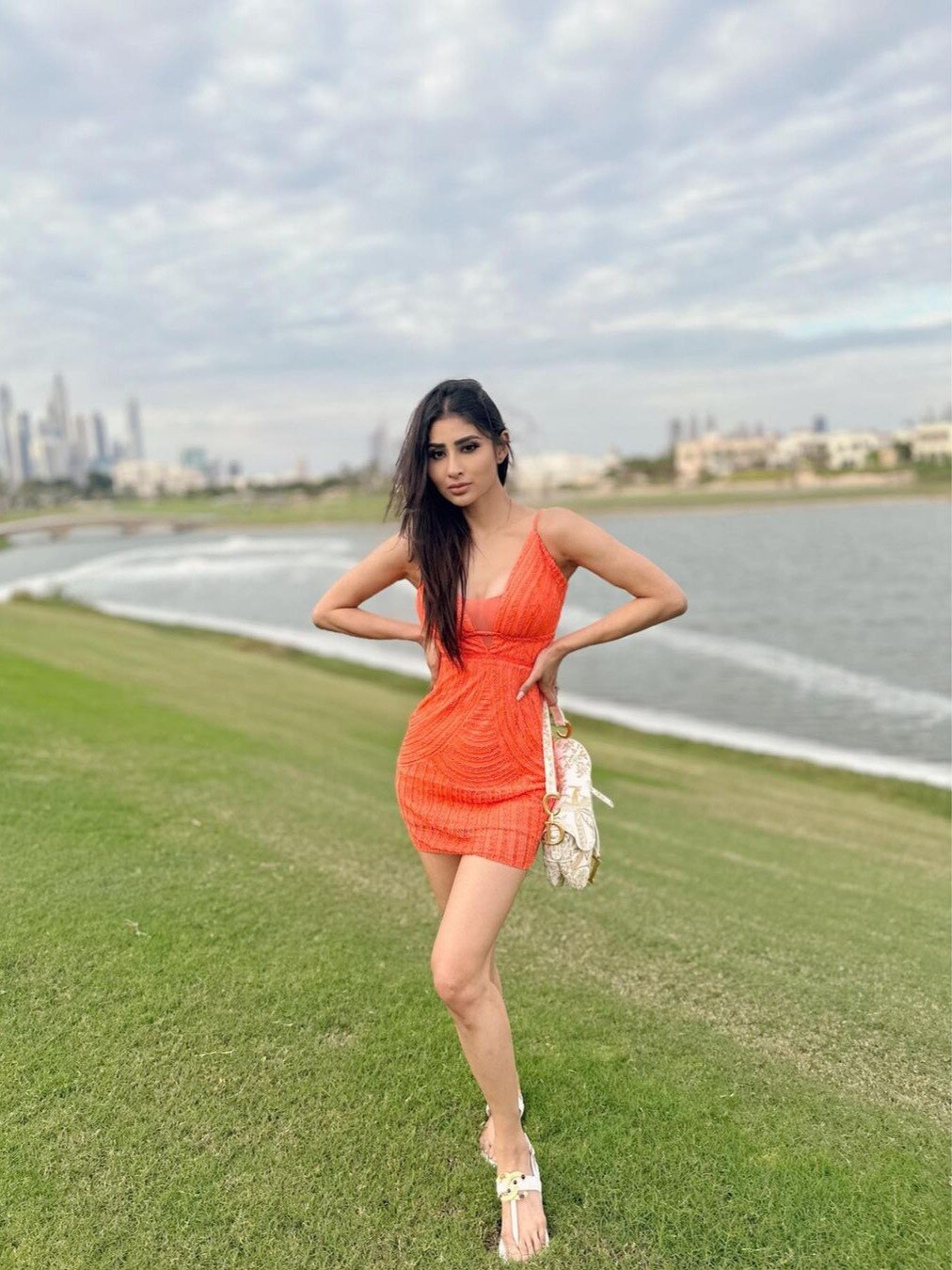 ऑरेंज बॉडीकॉन ड्रेस में मौनी रॉय, फैन्स बोले- ज्यादा ही पतली हो गई, लेकिन मस्त दिख रही