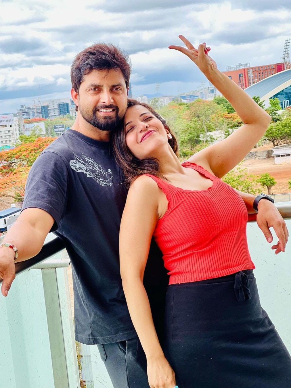 मोनालिसा ने पति को किया Liplock-मटकाई कमर, यूजर बोला- मुझे जलन हो रही