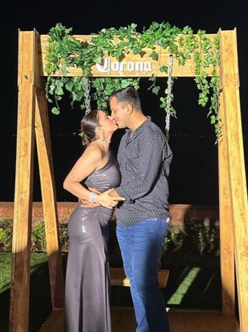 पति की बाहों में रोमांटिक हुईं श्रद्धा आर्या, अंधेरी रात में किया Liplock 