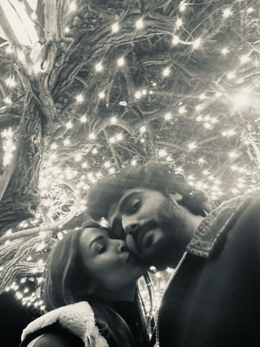 अर्जुन संग रोमांटिक हुईं मलाइका, पेड़ के नीचे किया Kiss, उड़ा मजाक