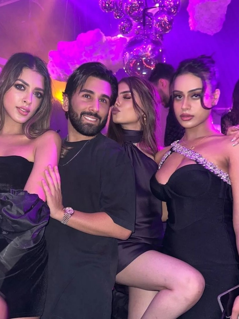डीप नेक ड्रेस में न्यासा का सेंशुअस लुक, काजोल की बेटी ने दोस्तों संग की पार्टी