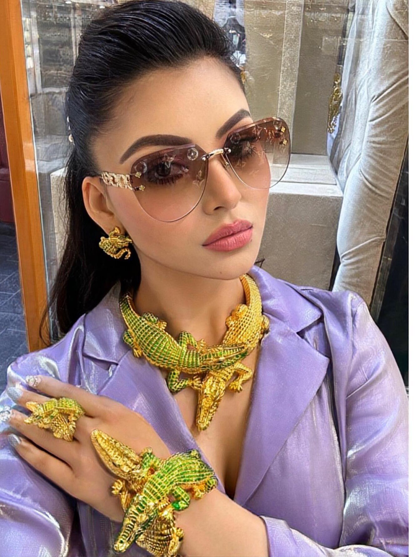 'मगरमच्छ' से लिपटी उर्वशी रौतेला, एक्ट्रेस का लुक देख डर जाएंगे!